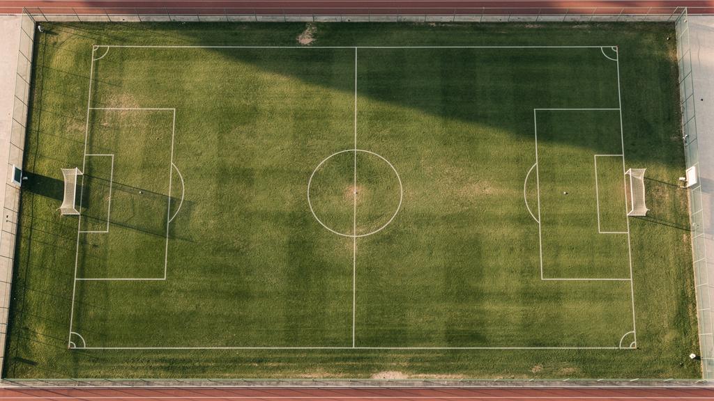 Surface d’un terrain de foot : les dimensions exactes en 2026