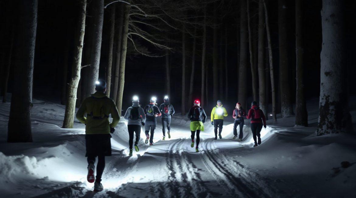 Trail des maquisards : tout savoir sur la course nocturne d’Oyonnax en 2026 Coureurs avec frontales sur un sentier forestier la nuit en hiver