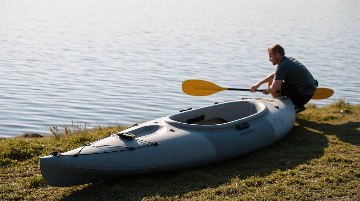 Itiwit X100 : avis complet pour bien choisir en 2026 Kayak gonflable Itiwit X100 posé sur une berge au bord d'un lac calme